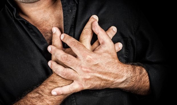 Hombre sosteniendo su pecho por dolor
